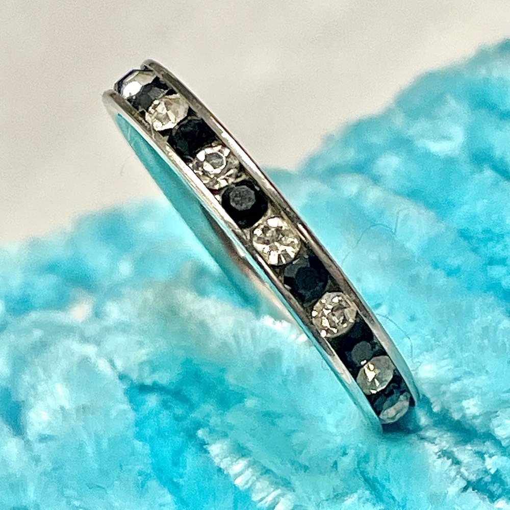 New Stainless steel Elegant Silver Band ring with Clear and black Stones size 7 - Picture 4 of 6